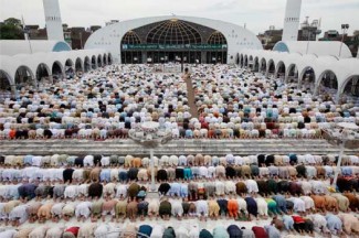 Muslim worshippers attend Friday prayers during Ramadan at mosque in Pakistan. (CNS photo/Mohsin Raza, Reuters)